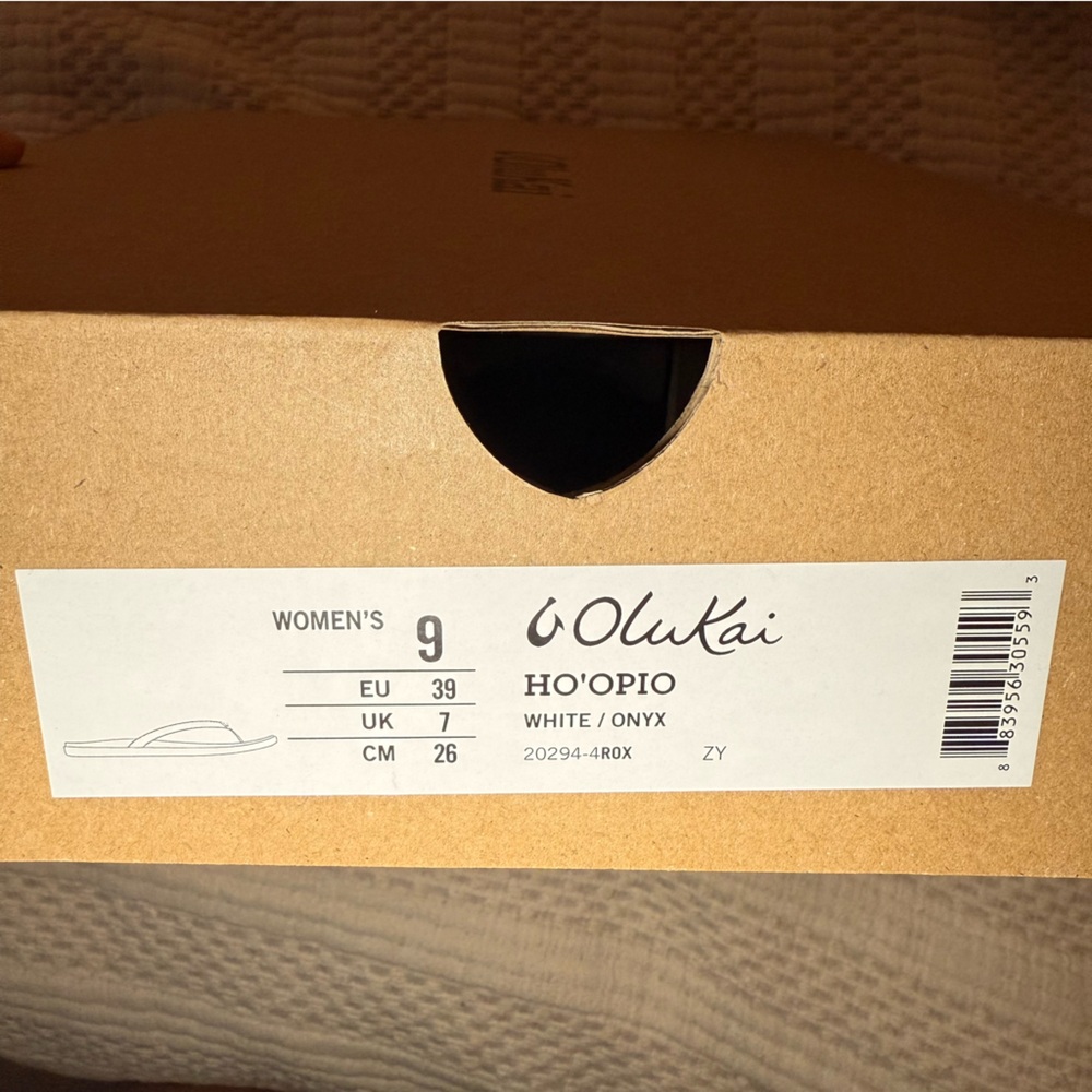 OluKai Ho'opio Sandals - White/Onyx
